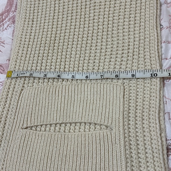 UGG Ivory scarf. - Picture 10 of 11